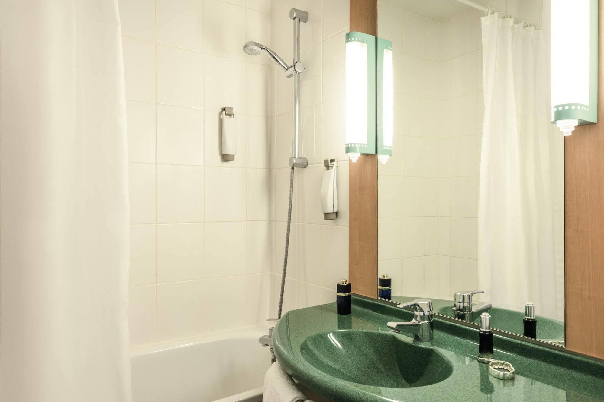 ホテル Ibis Égletons エクステリア 写真